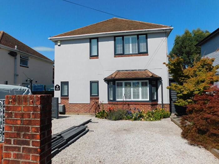 3 Bedroom Detached House For Sale In Elizabeth Avenue, Christchurch, BH23