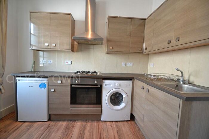 2 Bedroom Apartment To Rent In Lordship Road, London, N16