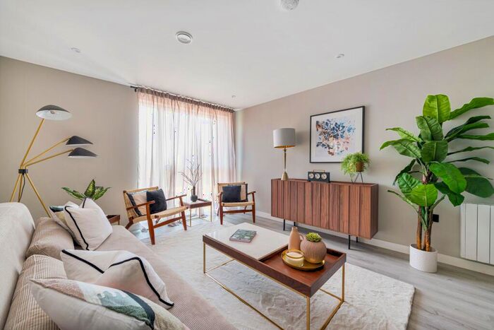 3 Bedroom Flat To Rent In The Gladstone, Edgware Rd, London, NW2