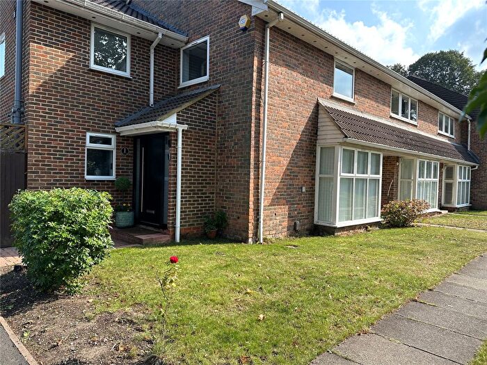 4 Bedroom Semi Detached House To Rent In Wynton Grove, Walton-On-Thames, Surrey, KT12