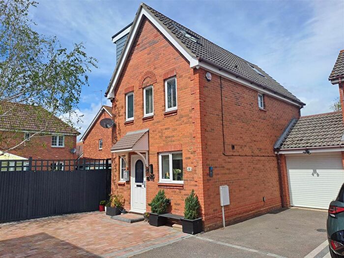 4 Bedroom Link Detached House For Sale In Iris Close, Littlehampton, BN17