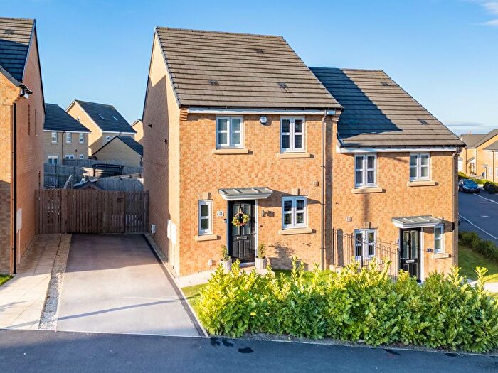 3 Bedroom Semi Detached House For Sale In Hollybeck Street, Drighlington, BD11