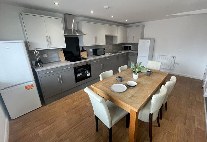 6 Bedroom Terraced House To Rent In Bed House // Aug, LN1