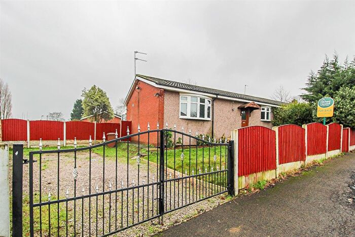 3 Bedroom Semi Detached Bungalow For Sale In Cotswold Road, Wakefield, WF2