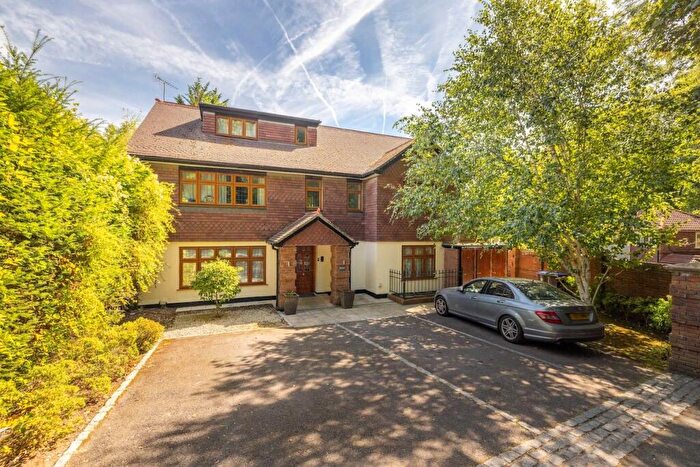 3 Bedroom Apartment For Sale In Woodlands Close, Gerrards Cross, SL9