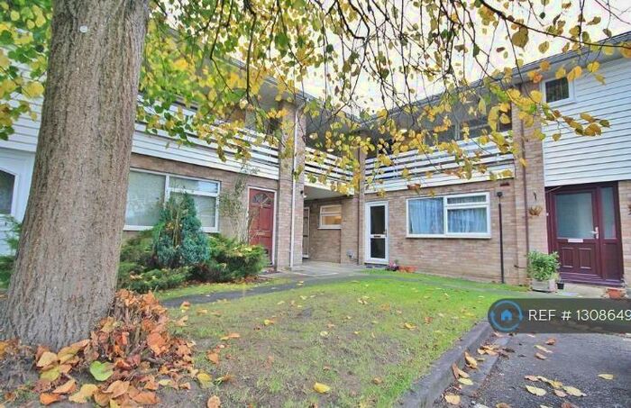 1 Bedroom Flat To Rent In Highclere Court, Knaphill, Woking, GU21