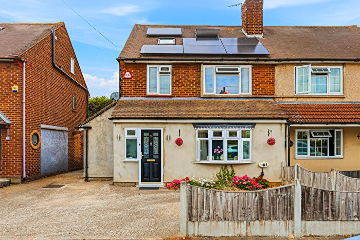 5 Bedroom Semi-Detached House For Sale In Easedale Drive, Hornchurch, RM12