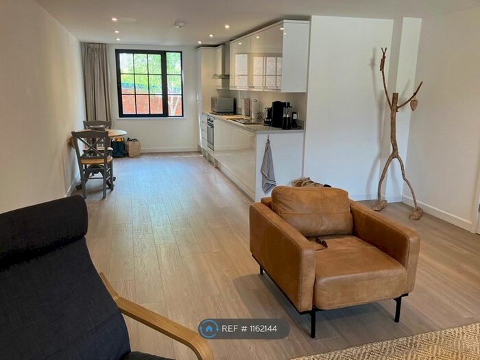 2 Bedroom Flat To Rent In Montclair House, Chichester, PO19