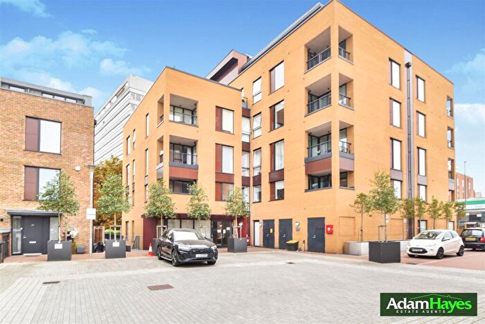2 Bedroom Apartment For Sale In Quayle Crescent, Whetstone, N20