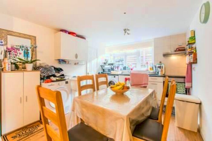 2 Bedroom Flat To Rent In Mountfield Road, Finchley Central, N3