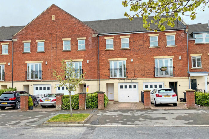 4 Bedroom Town House To Rent In Hutton Gate, Harrogate, HG2