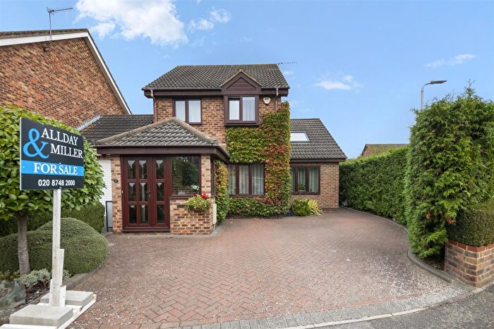 4 Bedroom Detached House For Sale In Cosgrove Close, Hayes, UB4