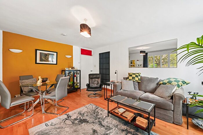 2 Bedroom Flat To Rent In Warwick Drive, SW15