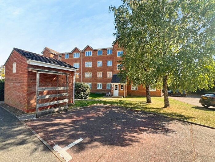 2 Bedroom Flat For Sale In Ascot Court, Aldershot, Hampshire, GU11