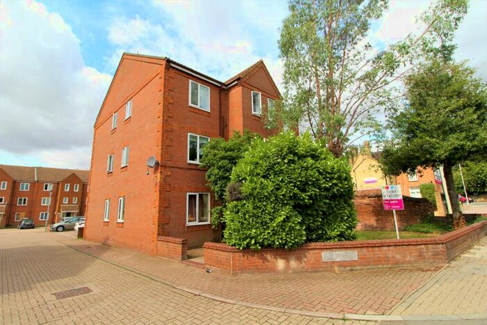 2 Bedroom Flat To Rent In Ashburnham Road, Bedford, MK40