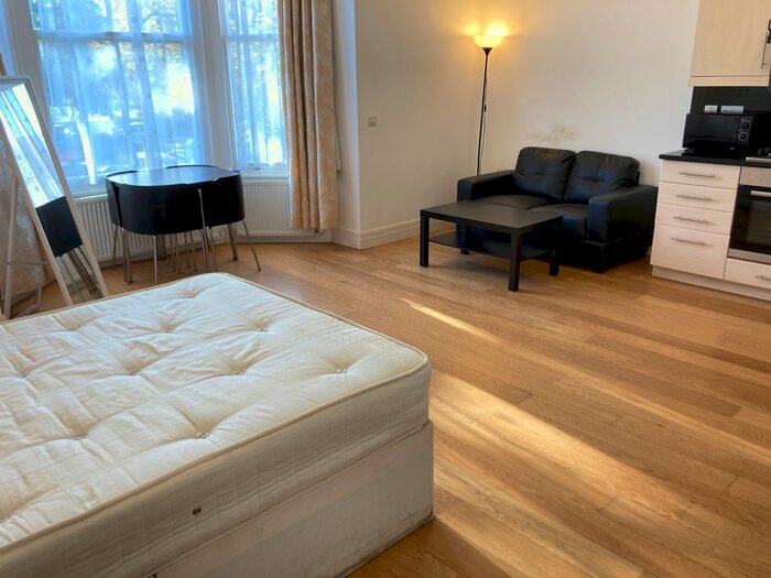 Studio To Rent In Very Near Walpole Park Area, Ealing Broadway West, W5