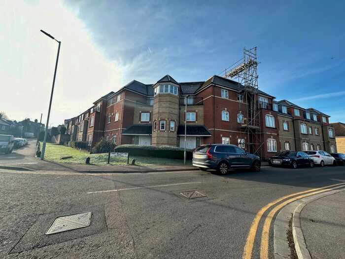 2 Bedroom Flat To Rent In Wellsfield, Bushey, WD23