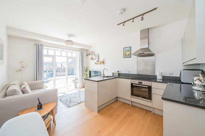 1 Bedroom Flat For Sale In Chertsey Road, St Margarets, TW1