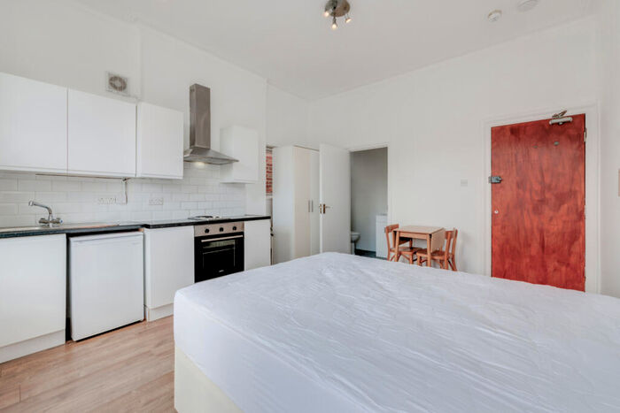 Flat To Rent In Manstone Road, West Hampstead, NW2