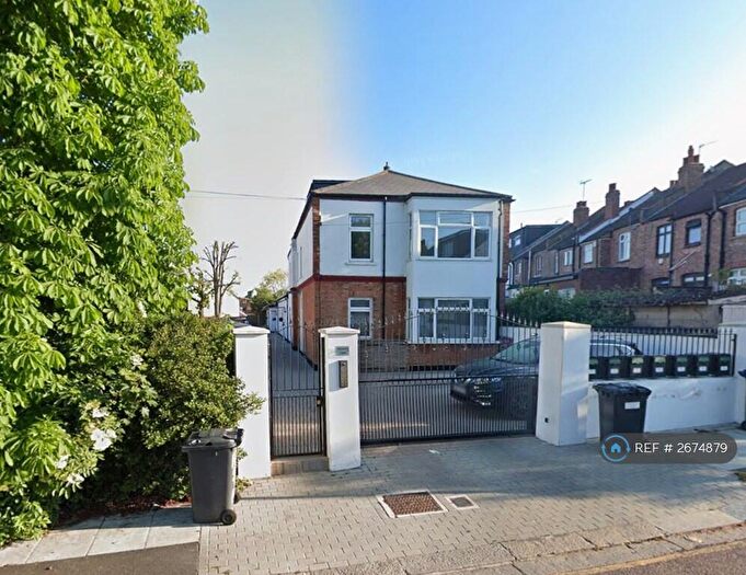 3 Bedroom Maisonette To Rent In Ingledene Close, London, NW4