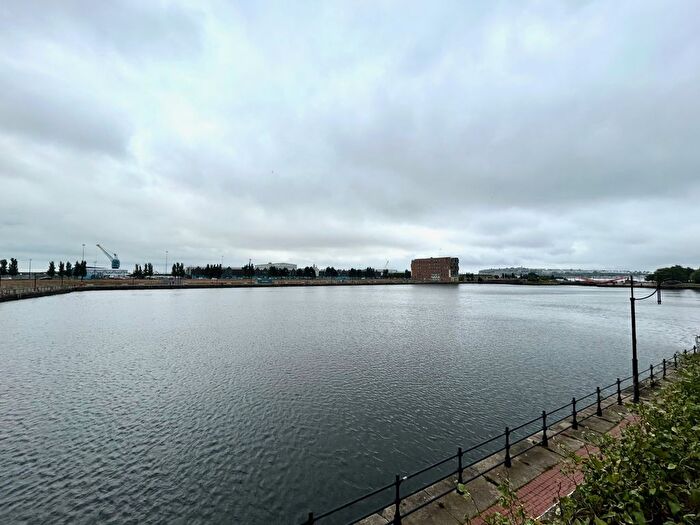 2 Bedroom Property To Rent In Falcon Drive, Caerdydd, CF10