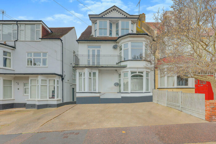 1 Bedroom Flat To Rent In Palmerston Road, Westcliff-on-sea, SS0