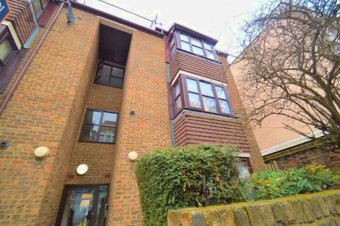2 Bedroom Flat To Rent In Frances Street, London, SE18