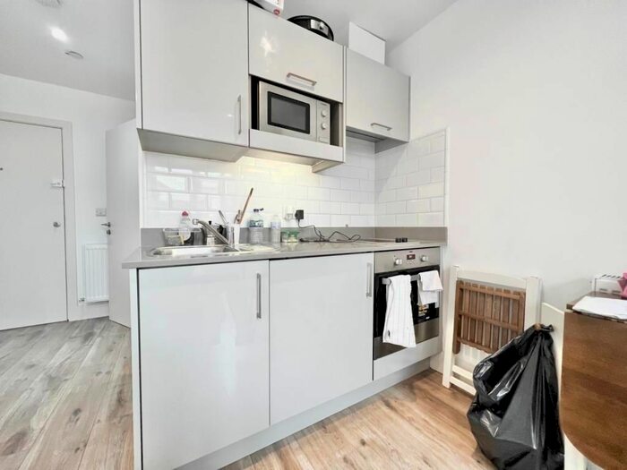 Studio To Rent In Kilburn High Road, London, NW6