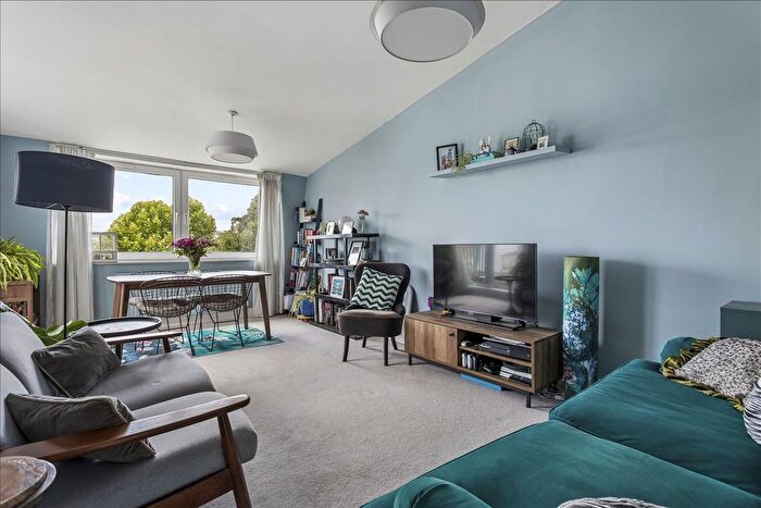 2 Bedroom Flat For Sale In Rainville Road, Hammersmith, London, W6