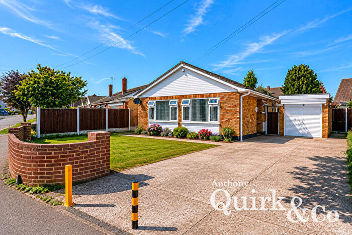 3 Bedroom Detached Bungalow For Sale In Meadway, Canvey Island, SS8