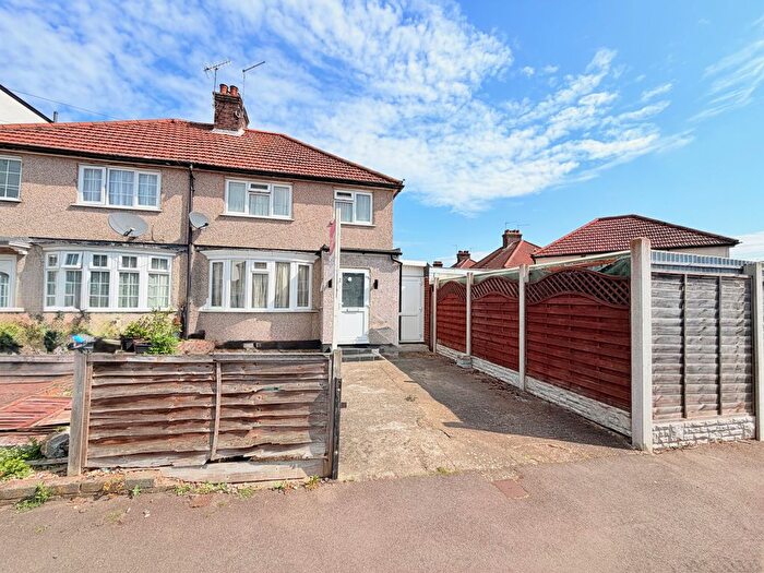 3 Bedroom Semi-Detached House For Sale In Oakdene Road, Watford, WD24
