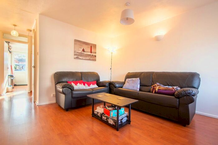 4 Bedroom Semi-Detached House To Rent In Waldale Drive, Leicester, LE2