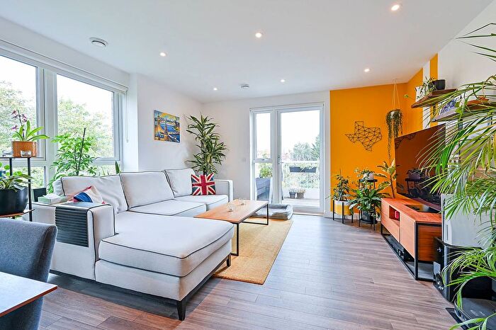 2 Bedroom Flat For Sale In Enfield Road, Acton, London, W3