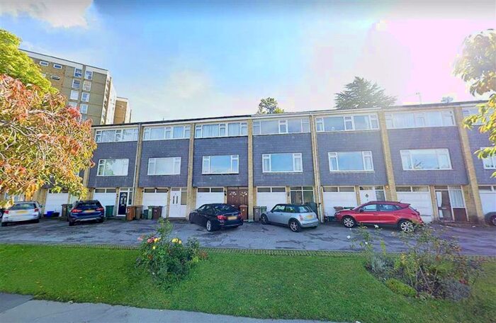 4 Bedroom Town House To Rent In Effingham Close, Sutton, SM2