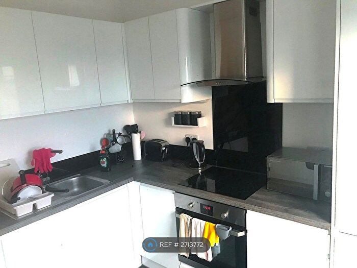 2 Bedroom Flat To Rent In Gardner's Crescent, Edinburgh, EH3