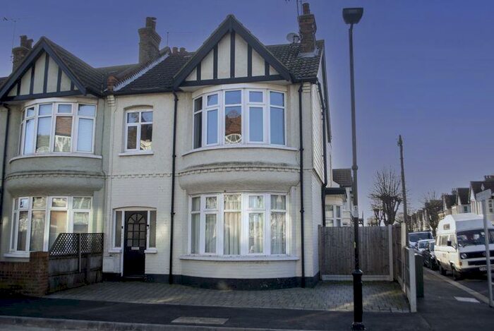 3 Bedroom Flat To Rent In Pall Mall, Leigh-On-Sea, SS9