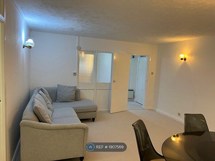 2 Bedroom Flat To Rent In New Dover Road, Canterbury, CT1