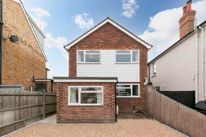 4 Bedroom Detached House To Rent In Kings Road, Walton-On-Thames, KT12
