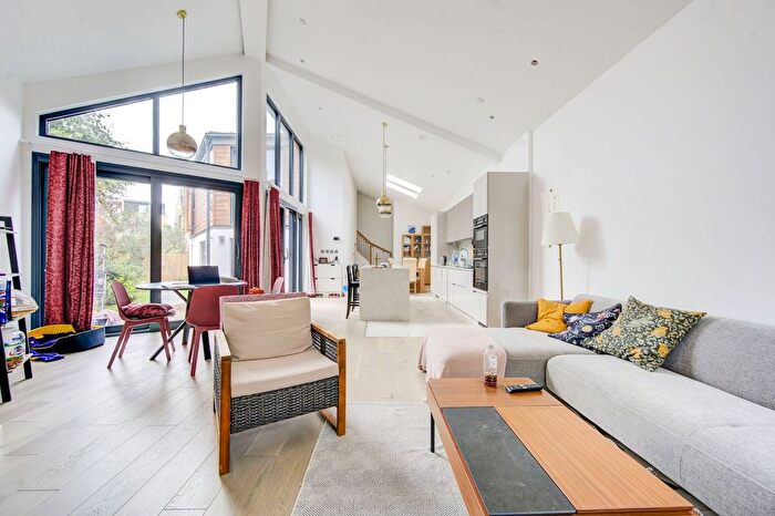 3 Bedroom Mews For Sale In Munster Road, Fulham, London, SW6