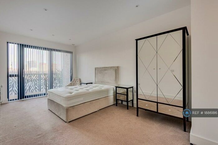 3 Bedroom Flat To Rent In Leven Road, London, E14