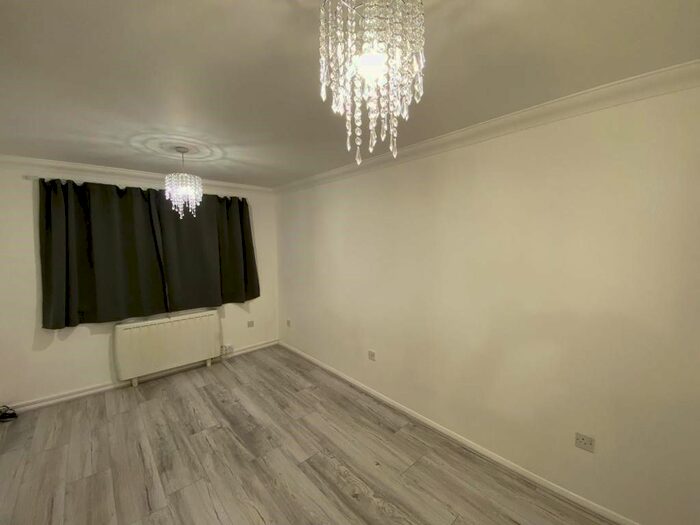 1 Bedroom Flat To Rent In Express Drive, Goodmayes, Ilford IG3