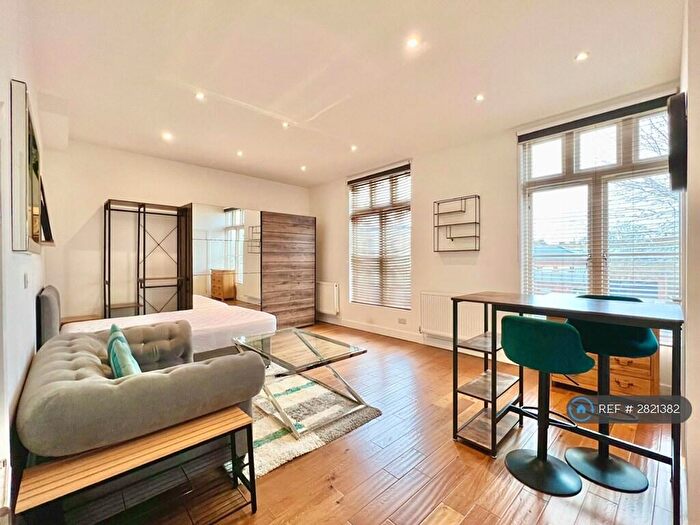 Studio To Rent In Kennington Road, London, SE11