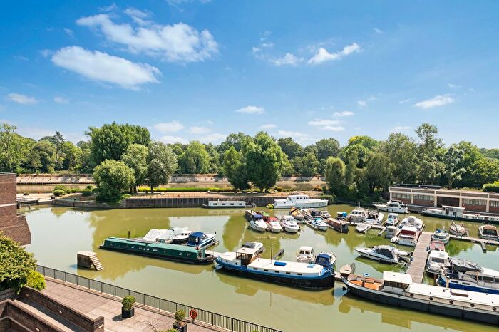1 Bedroom Flat For Sale In Numa Court, Justin Close, TW8