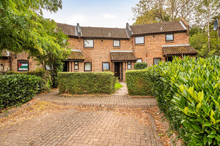 1 Bedroom Apartment For Sale In Nottingham Close, Woking, Surrey, GU21