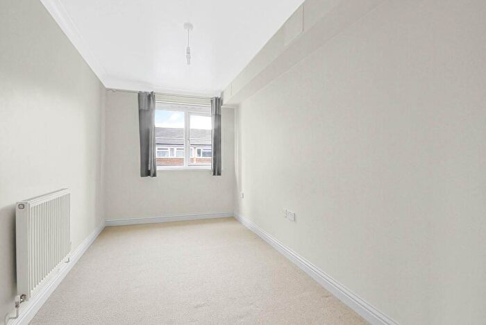 2 Bedroom Apartment For Sale In St Francis Close, Crowthorne, RG45