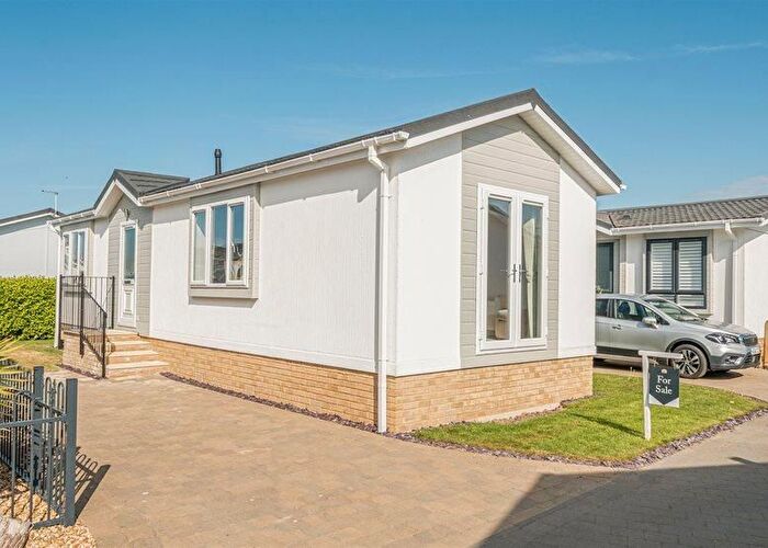 2 Bedroom Park Home For Sale In Garston Park, Garston Park, Tilehurst, RG31