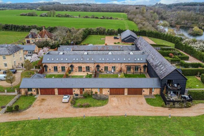 4 Bedroom Barn Conversion For Sale In Home Farm, Tingrith, MK17
