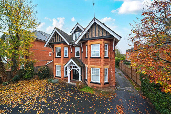 2 Bedroom Flat For Sale In Claremont Avenue, Woking, GU22