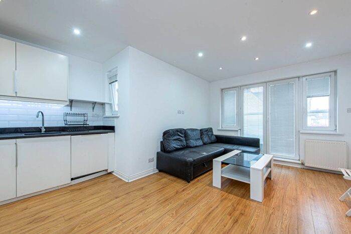 2 Bedroom Flat To Rent In Finchley Road, Golders Green, London, NW11