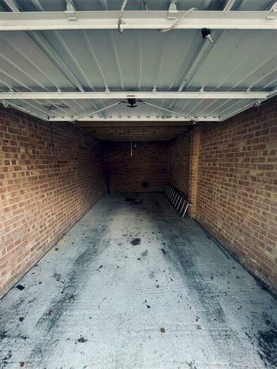 Garage / Parking To Rent In Cedar Drive, London, N2